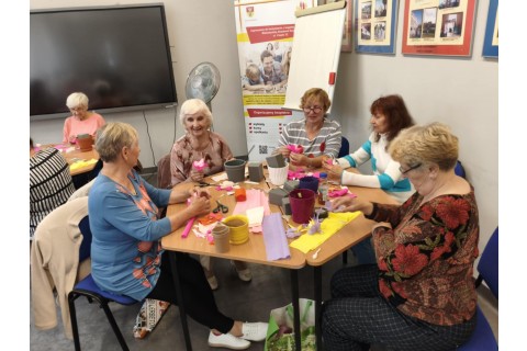 Warsztaty kreatywne dla seniorów - storczyki z krepiny