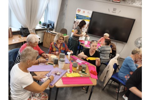 Warsztaty kreatywne dla seniorów - storczyki z krepiny