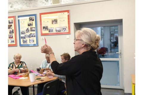 Warsztaty kreatywne dla seniorów - storczyki z krepiny