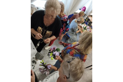 Warsztaty kreatywne dla seniorów - storczyki z krepiny