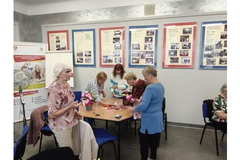 Warsztaty kreatywne dla seniorów - storczyki z krepiny