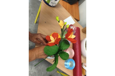 Warsztaty kreatywne dla seniorów - storczyki z krepiny