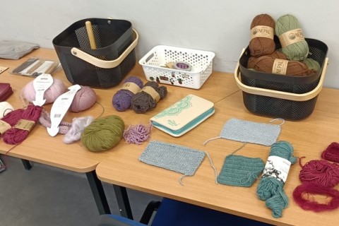 Warsztaty robienia na drutach dla Seniorów