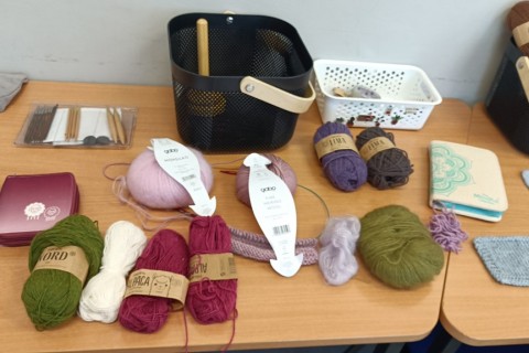 Warsztaty robienia na drutach dla Seniorów