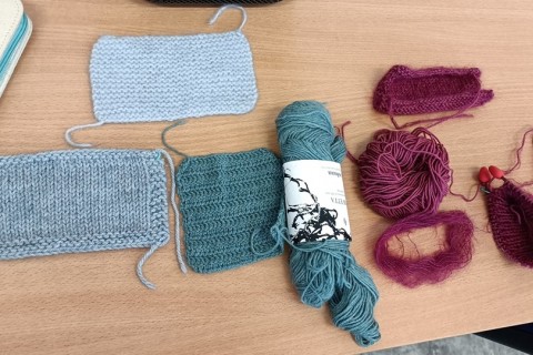 Warsztaty robienia na drutach dla Seniorów