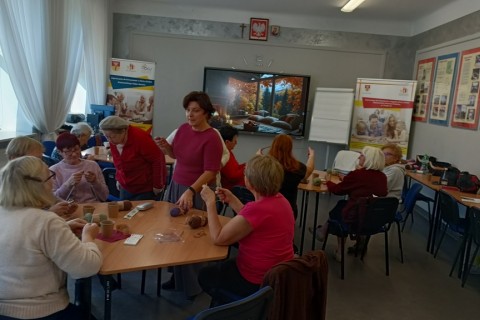 Warsztaty robienia na drutach dla Seniorów