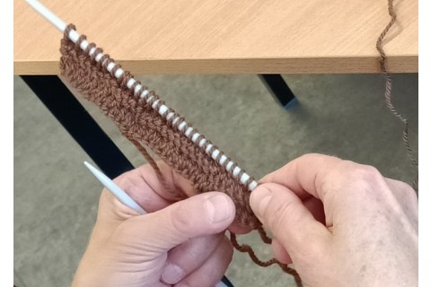 Warsztaty robienia na drutach dla Seniorów