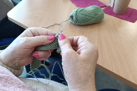 Warsztaty robienia na drutach dla Seniorów