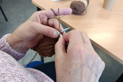 Warsztaty robienia na drutach dla Seniorów