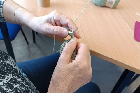 Warsztaty robienia na drutach dla Seniorów