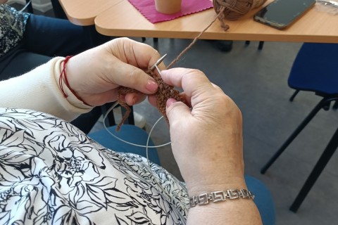 Warsztaty robienia na drutach dla Seniorów