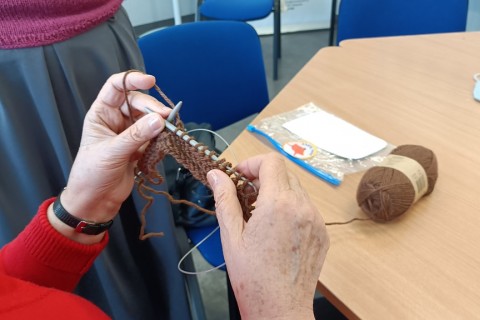 Warsztaty robienia na drutach dla Seniorów