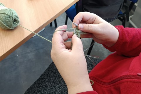 Warsztaty robienia na drutach dla Seniorów