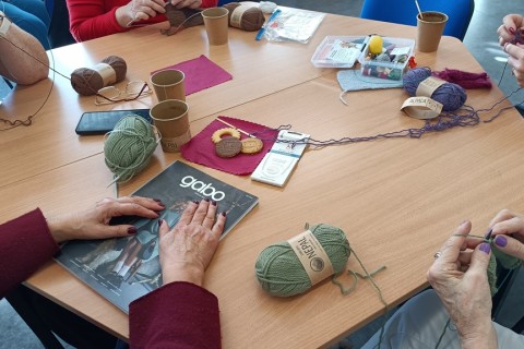 Warsztaty robienia na drutach dla Seniorów