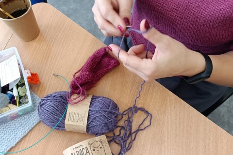 Warsztaty robienia na drutach dla Seniorów