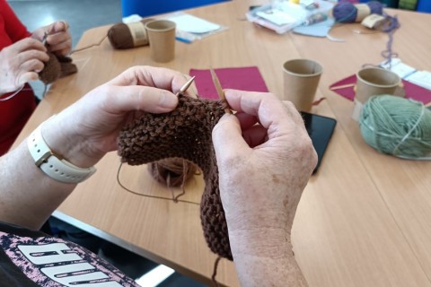 Warsztaty robienia na drutach dla Seniorów