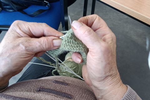 Warsztaty robienia na drutach dla Seniorów