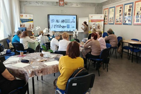 Warsztaty malarstwa dla seniorów - martwa natura ołówkiem