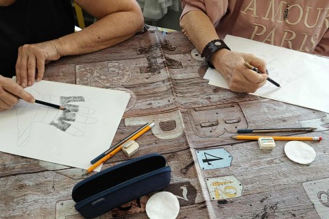 Warsztaty malarstwa dla seniorów - martwa natura ołówkiem