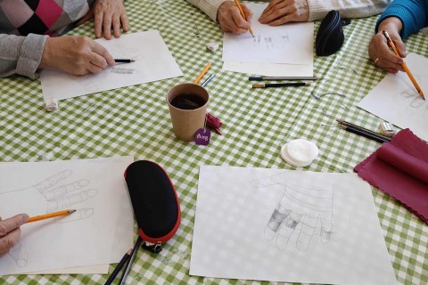 Warsztaty malarstwa dla seniorów - martwa natura ołówkiem