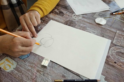 Warsztaty malarstwa dla seniorów - martwa natura ołówkiem