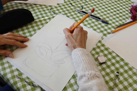 Warsztaty malarstwa dla seniorów - martwa natura ołówkiem