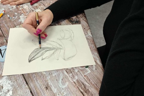 Warsztaty malarstwa dla seniorów - martwa natura ołówkiem