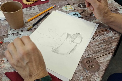 Warsztaty malarstwa dla seniorów - martwa natura ołówkiem