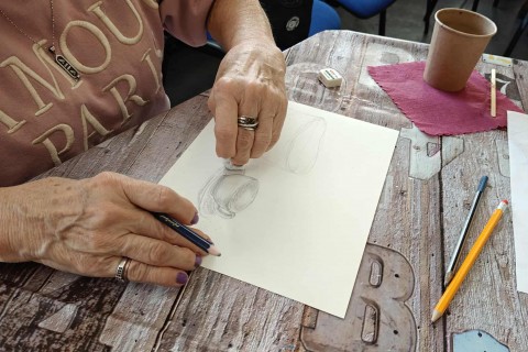 Warsztaty malarstwa dla seniorów - martwa natura ołówkiem