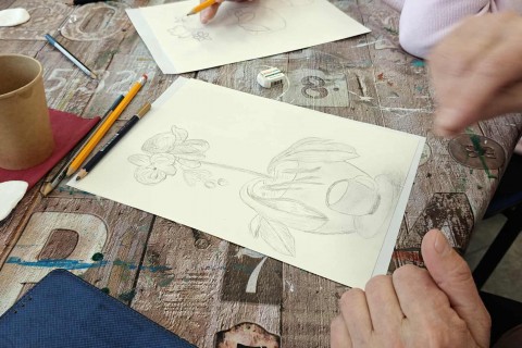 Warsztaty malarstwa dla seniorów - martwa natura ołówkiem