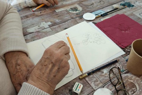 Warsztaty malarstwa dla seniorów - martwa natura ołówkiem