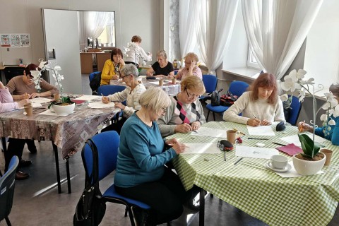 Warsztaty malarstwa dla seniorów - martwa natura ołówkiem