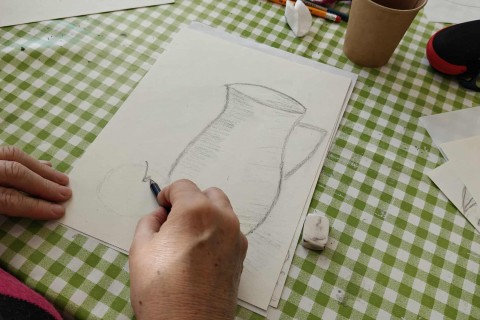 Warsztaty malarstwa dla seniorów - martwa natura ołówkiem