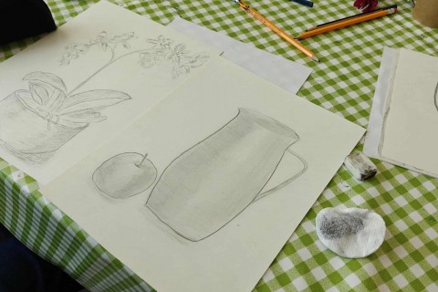 Warsztaty malarstwa dla seniorów - martwa natura ołówkiem