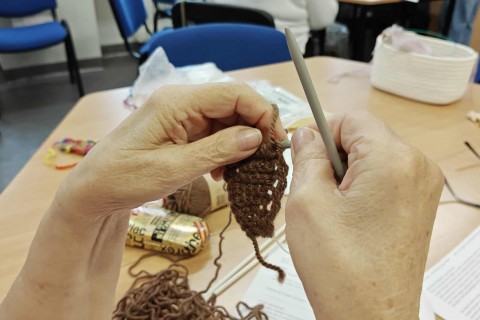 Warsztaty robienia na drutach dla seniorów