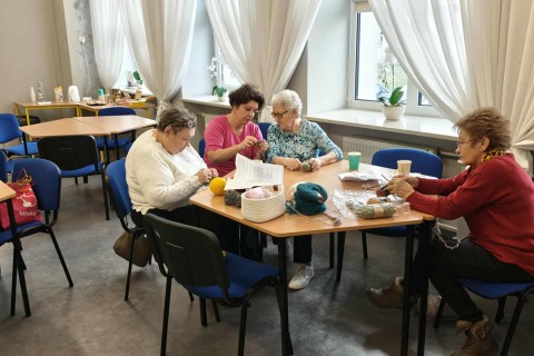 Warsztaty robienia na drutach dla seniorów