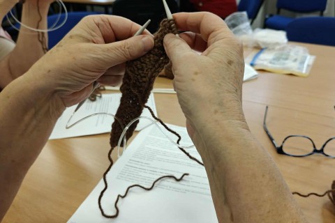 Warsztaty robienia na drutach dla seniorów