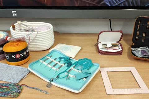 Warsztaty robienia na drutach dla seniorów