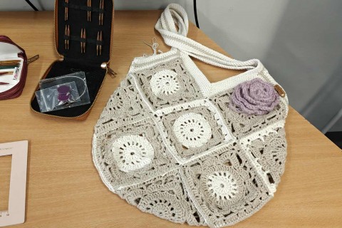 Warsztaty robienia na drutach dla seniorów