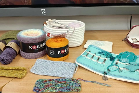 Warsztaty robienia na drutach dla seniorów