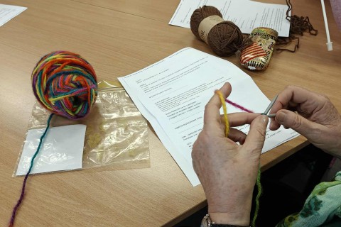 Warsztaty robienia na drutach dla seniorów