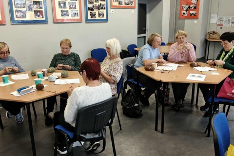 Warsztaty robienia na drutach dla seniorów