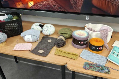 Warsztaty robienia na drutach dla seniorów