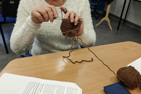 Warsztaty robienia na drutach dla seniorów