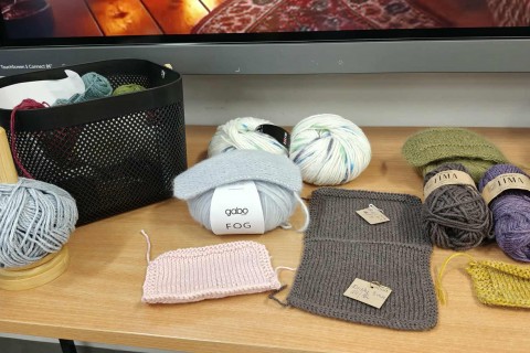 Warsztaty robienia na drutach dla seniorów