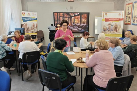 Warsztaty robienia na drutach dla seniorów