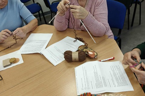 Warsztaty robienia na drutach dla seniorów