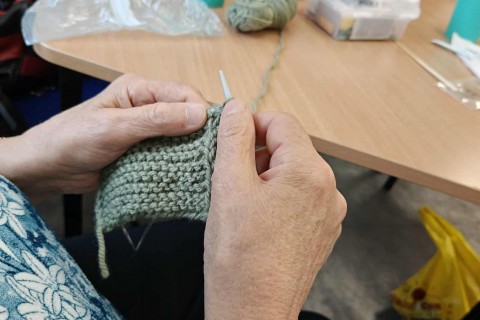 Warsztaty robienia na drutach dla seniorów