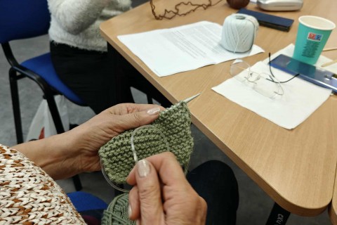 Warsztaty robienia na drutach dla seniorów