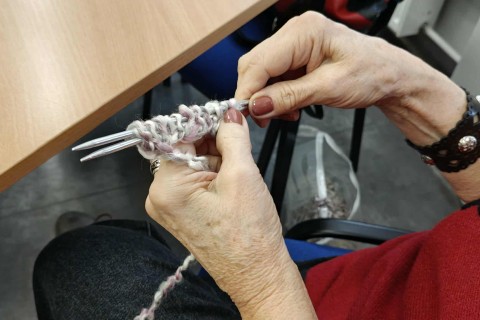 Warsztaty robienia na drutach dla seniorów